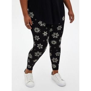 Torrid Snowflake & Skulls Black & White Leggings Size 2XL